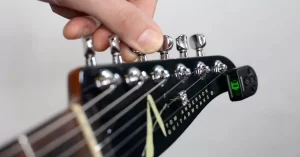 Como afinar el bajo quinto