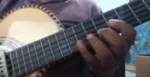 Tocando adornos de cadetes de linares